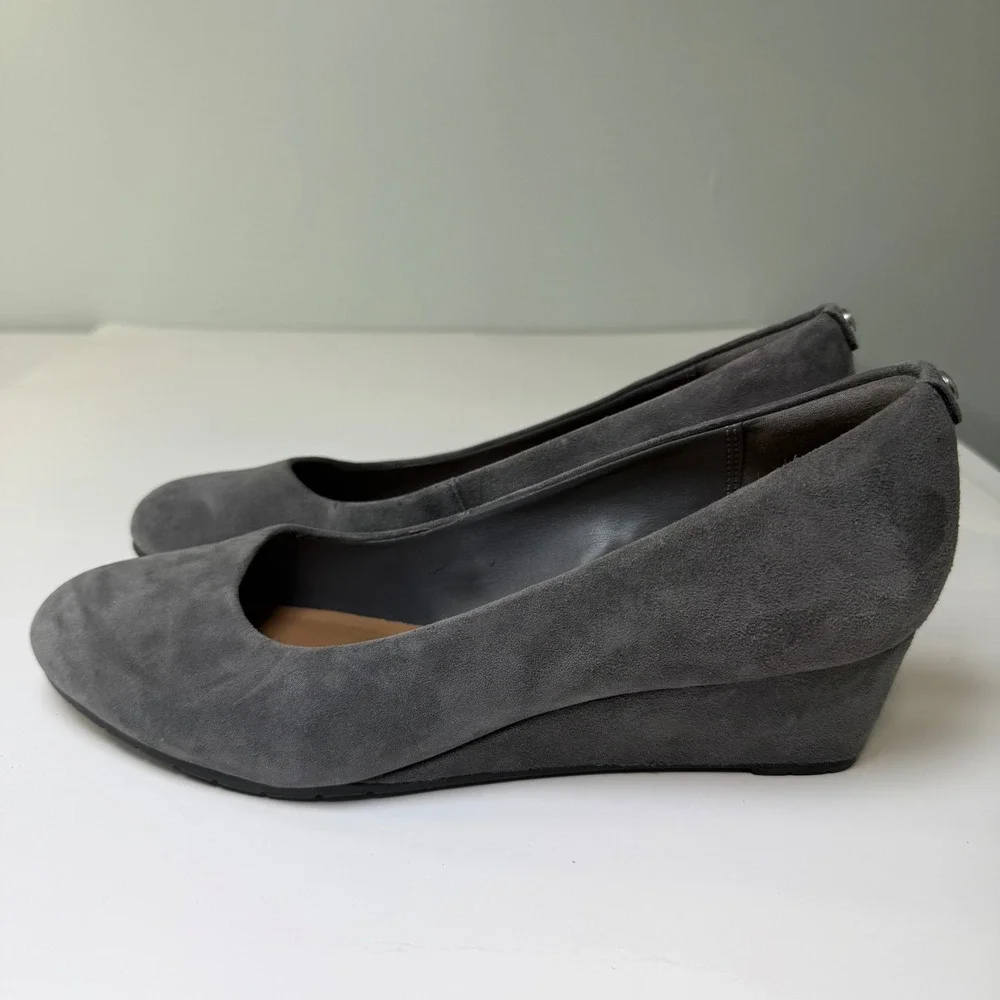 Clarks‎ Artisan Vendra Bloom Womens Grey Suede Wedge Pumps Round Toe Shoes 8.5 M